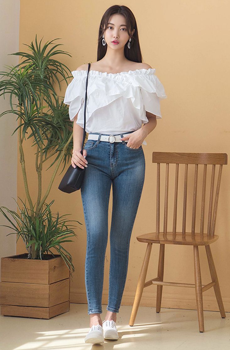 Những chiếc quần skinny jean được phái đẹp yêu thích vì tôn dáng một cách khéo léo.