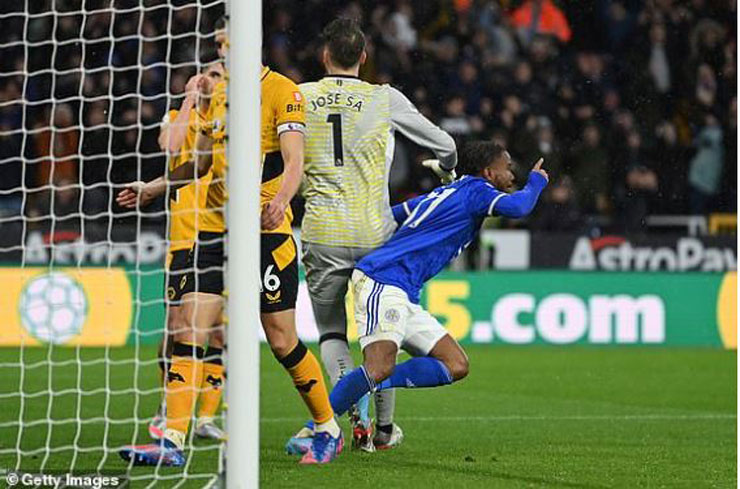 Ademola Lookman băng cắt chuẩn xác giúp Leicester City gỡ hòa 1-1 cuối hiệp đầu tiên