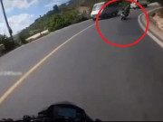 Tin tức trong ngày - Clip: Ôm cua như tay đua trên đường đèo núi, “biker” lái xe raider tông ô tô kinh hoàng