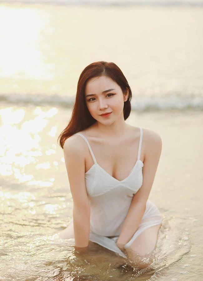 Là một người đẹp theo đuổi&nbsp;mốt gợi cảm, váy ngủ đi biển&nbsp;được hot girl Nhã Tiên vô cùng yêu thích. Cô đã từng gây chú ý&nbsp;trên trang cá nhân với bộ sưu tập slip dress kiểu dáng đa dạng, màu sắc phong phú.&nbsp;
