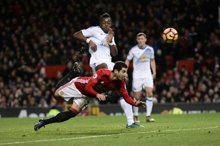 Mkhitaryan ghi bàn kiểu bọ cạp giúp MU thắng Sunderland trong dịp Lễ tặng quà (Boxing Day) năm 2016 tại giải Ngoại hạng Anh