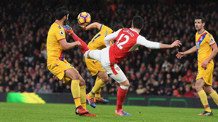 Giroud thời còn khoác áo Arsenal cũng từng ghi bàn ngẫu hứng theo phong cách tương tự vào lưới Crystal Palace trong trận derby London đầu năm 2017 tại Premier League