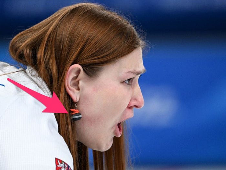 5. Zuzana Paulova, VĐV Curling (bi đá trên băng) của CH Séc đeo bông tai phiên bản bi đá thu nhỏ khi thi đấu tại Olympic Bắc Kinh