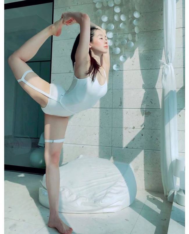 Trào lưu các cô gái mặc “không phòng hộ” tập yoga gây tranh cãi dù hút triệu view - 1