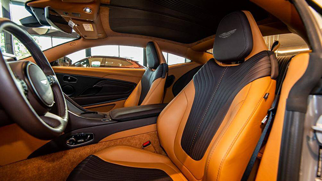 Ghế ngồi trên DB11 mang thiết kế thể thao, tựa đầu ghế thêu logo Aston Martin
