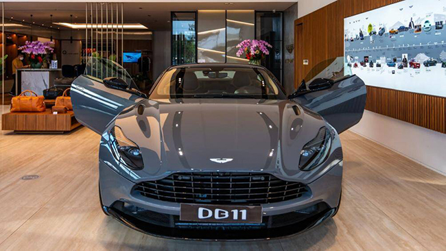 Ấn tượng nhất trên DB11 vẫn là kiểu cửa thiên nga trứ danh của nhà Aston Martin
