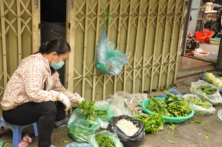 Giá rau tăng cao khiến chị Tơ chỉ nhập cầm chừng về bán vì sợ lỗ.