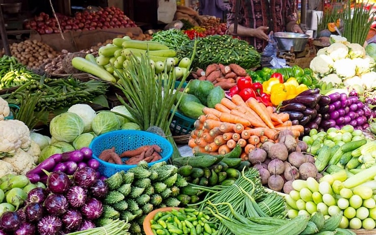 Nguyên nhân giá rau xanh tăng cao là do thời tiết mưa rét kéo dài khiến lượng cung khan hiếm.