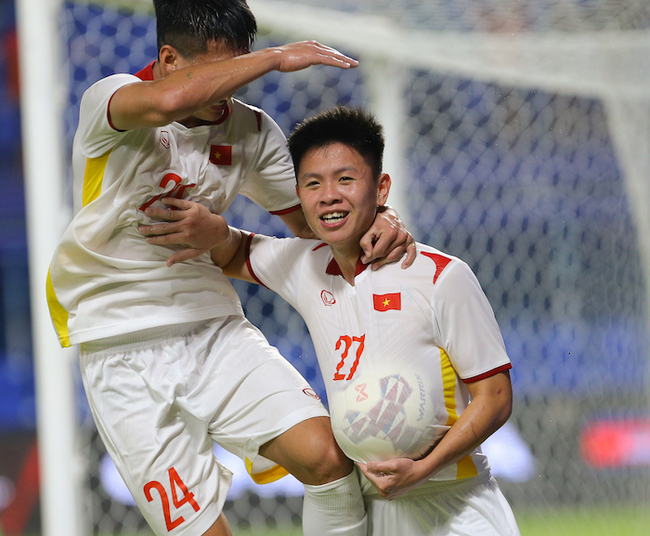 Ghi bàn ở phút bù giờ cuối cùng trận đấu với U23 Singapore tối 19/2 là trung vệ Vũ Tiến Long. Anh trở thành một trong những cái cầu thủ được tìm kiếm nhiều nhất Google.
