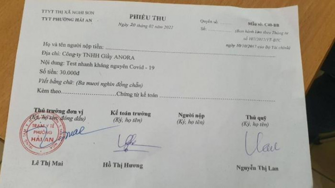 Phiếu thu cũng được ghi sẵn để phát cho công nhân khi đến test nhanh kháng nguyên COVID-19