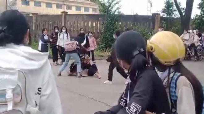 Hình ảnh nữ sinh bị các bạn học hành hung dã man ở Đà Nẵng