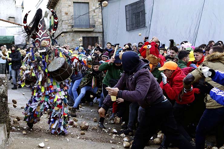 13. Jarramplas chạy trốn trong khi đám đông vẫn đuổi theo.Hình ảnh mới nhất của lễ hội vào ngày 19 tháng 1 năm 2022, mọi người ném củ cải vào Jarramplas.
