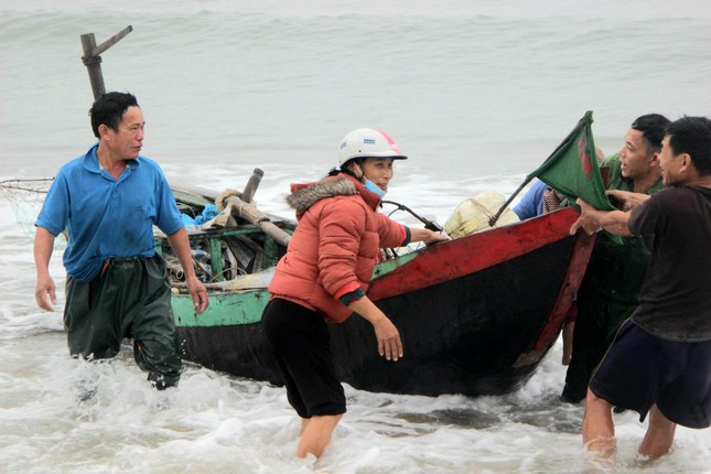 Ngư dân Hà Tĩnh được &#39;lộc trời&#39; ngày rét tê tái - 4