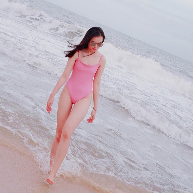 Quỳnh Anh – bà xã Đỗ Duy Mạnh – khoe dáng với bikini.
