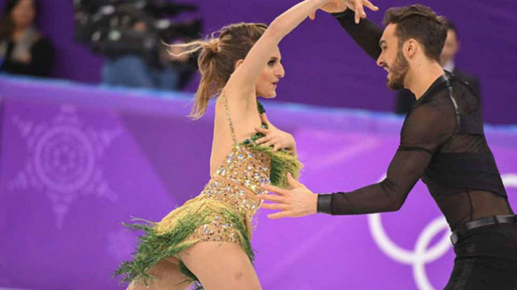 Gabriella Papadakis và Guillaume Cizeron gặp phải sự cố tụt áo ở Olympic 2018