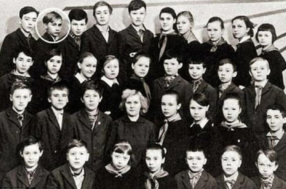 Ảnh chụp Putin ở trường học khi 12 tuổi. Thời tiểu học, thành tích của ông Putin không nổi bật (ảnh: Daily Mail)