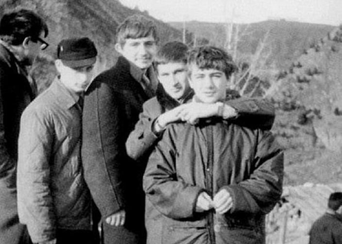 Ông Putin (đội mũ) năm 16 tuổi. Ông có một nhóm bạn thân và thường xuyên bày những trò nghịch ngợm trên đường phố (ảnh: Daily Mail)
