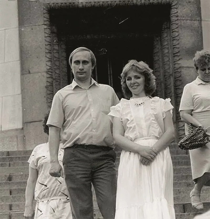 Ông Putin chụp ảnh cùng vợ – bà Lyudmila Shkrebneva. Hai người kết hôn vào tháng 7.1983 và ly hôn vào tháng 6.2013 (ảnh: Daily Mail)