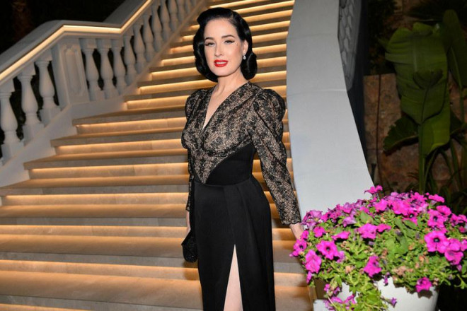 Dita Von Teese, sinh năm 1972, vũ nữ thoát y, người mẫu, nhà văn kiêm diễn viên Mỹ, một trong số pin-up girl nổi tiếng nhất.