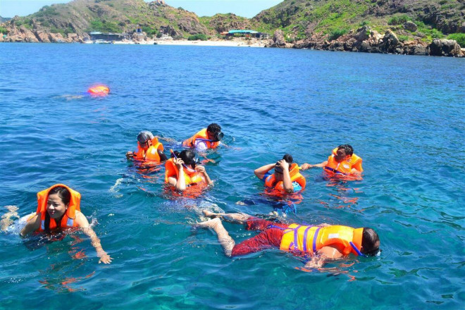 Hít thở &#39;vitamin sea&#39;, lặn ngắm san hô, chinh phục núi đá tại Hòn Khô - 3