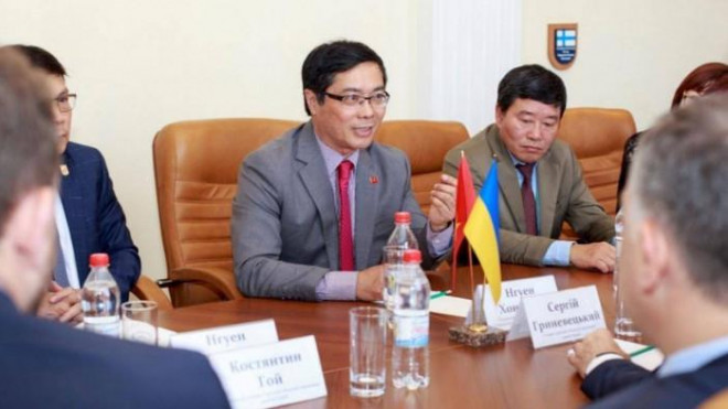 Đại sứ Nguyễn Hồng Thạch (ở giữa). Ảnh - Báo Quốc tế