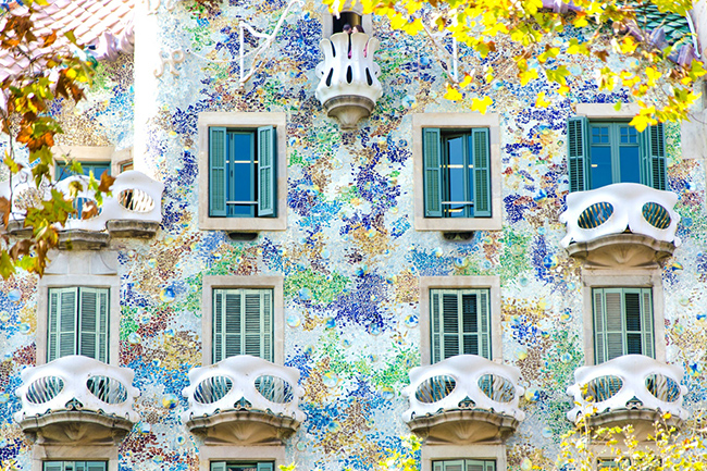 Casa Batllo, Tây Ban Nha: Bạn có thể tìm thấy nét thẩm mỹ theo chủ nghĩa hiện đại của Gaudí đã lan tỏa khắp Barcelona, từ những công trình kiến ​​trúc mang tính biểu tượng như La Sagrada Familia và Park Güell, đặc biệt là Casa Batlló bởi các chi tiết đặc biệt và hoa văn theo phong cách Monet.&nbsp;
