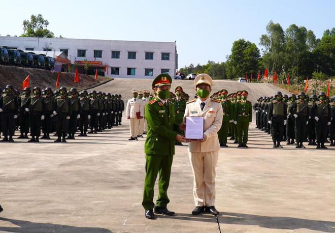 Thừa ủy quyền của lãnh đạo Bộ Công an, Trung tướng Phạm Quốc Cương trao quyết định bổ nhiệm Giám đốc Trung tâm huấn luyện quốc gia về phòng, chống khủng bố cho Thượng tá Triệu Văn Minh