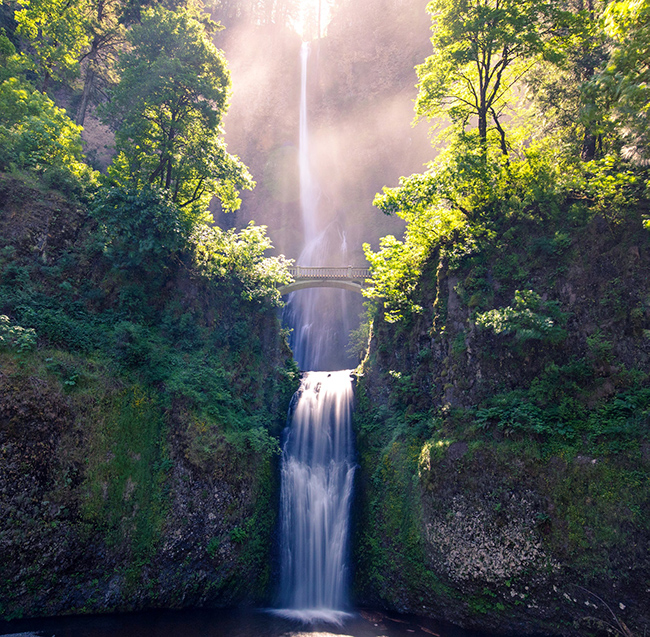 Thác Multnomah, Oregon: Dòng thác đôi này chảy qua hẻm núi tươi tốt của vùng Oregon ngoạn mục đã trở thành nguồn cảm hứng cho các du khách yêu thích đi bộ đường dài.&nbsp;
