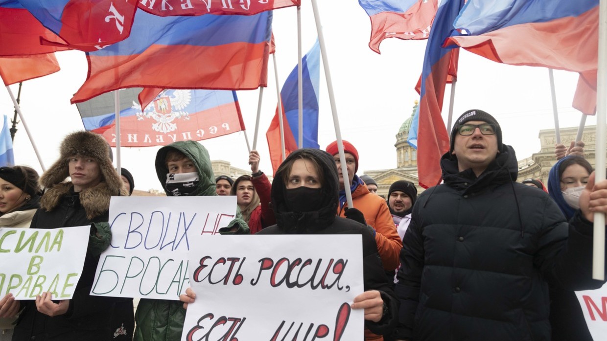 Người dân Nga ở thành phố St.&nbsp;Petersburg bày tỏ sự ủng hộ với DPR và LPR.
