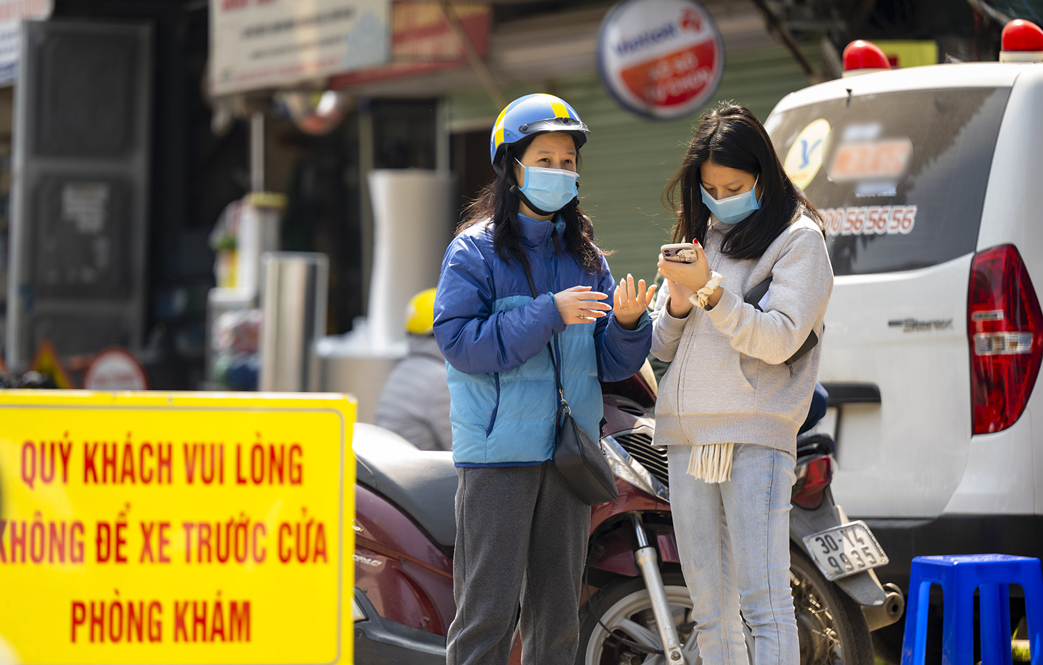 Nhiều người đi khá sớm những vẫn phải chờ gần hết&nbsp;buổi sáng mới tới lượt vì không đăng ký trước qua mạng.