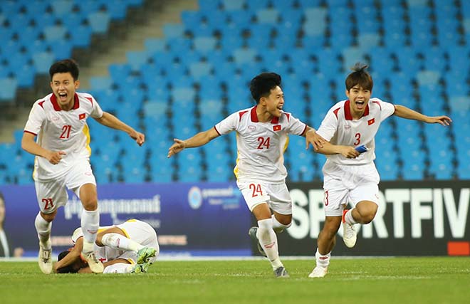 U23 Việt Nam ăn mừng sau chiến thắng trên loạt luân lưu