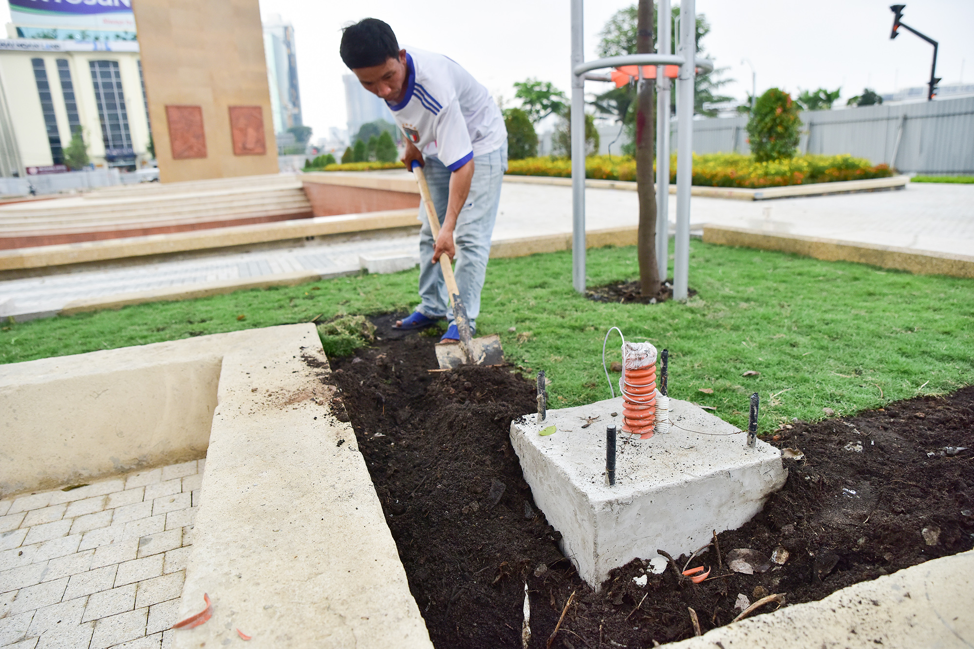 Khu vực công viên Mê Linh lâu nay hệ thống dây điện và đèn chiếu sáng nhiều chỗ bị hư hỏng nghiêm trọng, nay được thay mới hoàn toàn. Hệ thống chiếu sáng được bổ sung những trụ đèn cao đến 3m và nhiều trụ đèn thấp gần 1m.