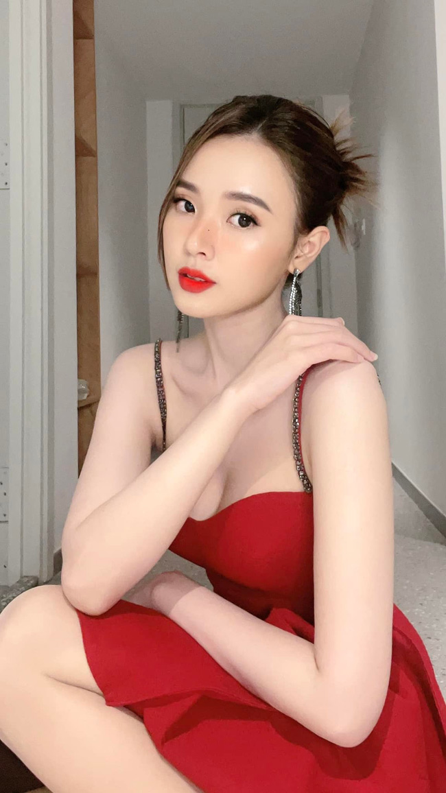 Midu (tên thật là Đặng Thị Mỹ Dung, sinh năm 1989) là hot girl đình đám Sài thành.&nbsp;
