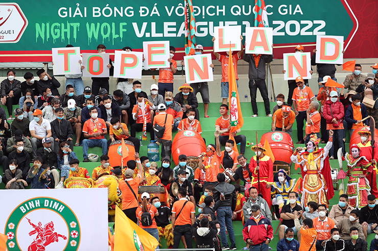 Chiều ngày 25/2, gần 10.000 cổ động viên có mặt trên sân vận động Quy Nhơn chờ đón trận đấu mở màn của V-League 2022 giữa chủ nhà Bình Định và Viettel.