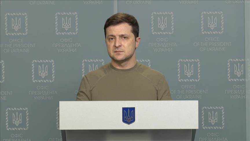 Vẻ mặt của Tổng thống Ukraine Volodymyr Zelensky trong cuộc họp báo hôm 25.2 (ảnh: TASS)