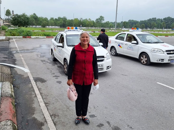 Bà Hương vui mừng khi thi đỗ bằng lái xe B2 sau lần thi đầu tiên