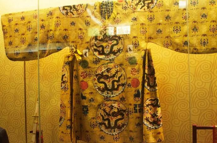 Long bào của hoàng đế Trung Hoa xưa không bao giờ được giặt bằng nước: Lý do đầy bất ngờ - 3