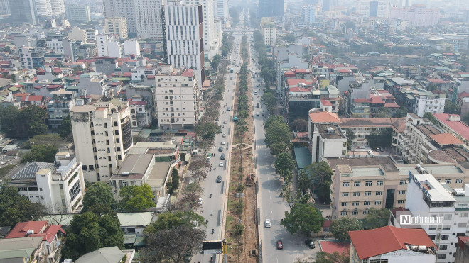 Ghi nhận của Người Đưa Tin, trên tuyến đường Hoàng Quốc Việt (quận Cầu Giấy) với chiều dài 2,4 km, công nhân cùng máy móc đang khẩn trương thi công xén dải phân cách mở rộng lòng đường.