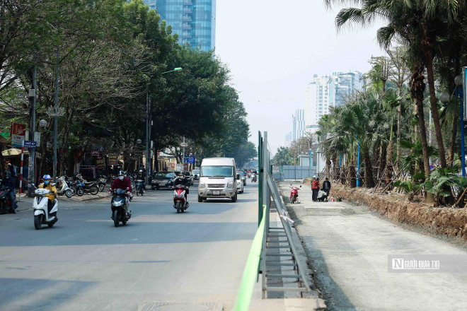 Nhằm đảm bảo an toàn giao thông trong lúc thi công, đơn vị thi công đã lập cố định chân rào chắn xuống lòng đường, đồng thời tiến hành giăng dây, dựng biển cảnh báo cho các phương tiện giao thông.