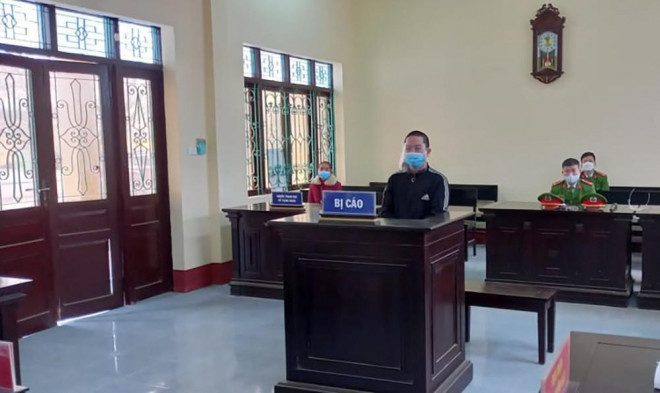 Bị cáo Trần Đình Phi tại phiên tòa. Ảnh Phương Hảo.