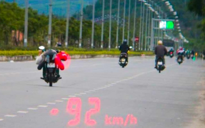 "Quái xế" vừa nằm vừa lái xe với tốc độ 92 km/h, vượt quá tốc độ cho phép