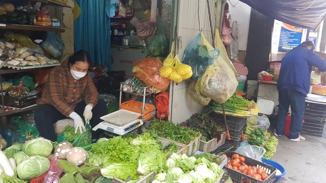 Tiểu thương bán rau tại ngõ chợ Nguyễn Văn Cừ (Long Biên, Hà Nội) cho biết, rau xanh tăng giá do thời tiết khắc nghiệt và giá xăng dầu tăng. Thậm chí, nhiều loại rau không có bán thời điểm này. Ảnh: Ngọc Mai.