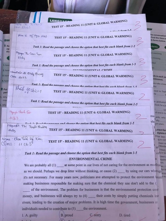 Thế nhưng hoá ra đây không phải nhóm bạn duy nhất gặp phải tình trạng này. Dưới bài đăng, nhiều bạn học sinh cũng "khoe" loạt bài kiểm tra với điểm số "í ẹ", toàn là điểm dưới trung bình của lớp mình. Thậm chí có bạn còn cho biết ở lớp mình điểm 4 là cao nhất.