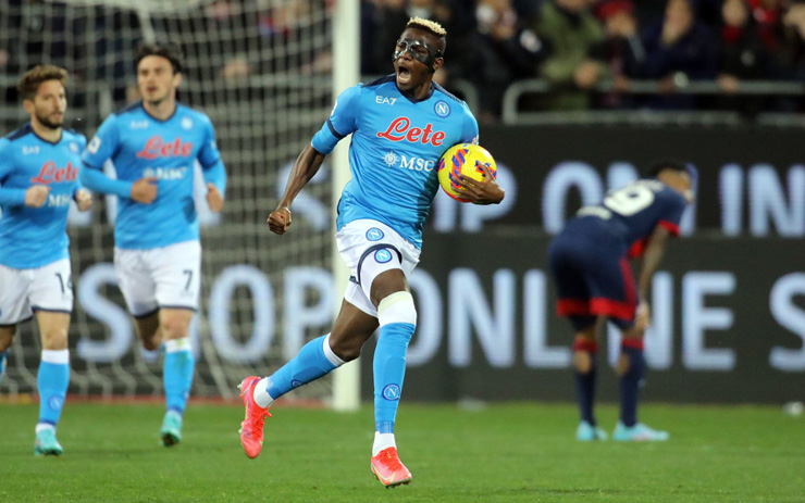 Tiền đạo Victor Osimhen gỡ hòa 1-1 cho Napoli trước Cagliari (Nguồn: gettyimages.com)