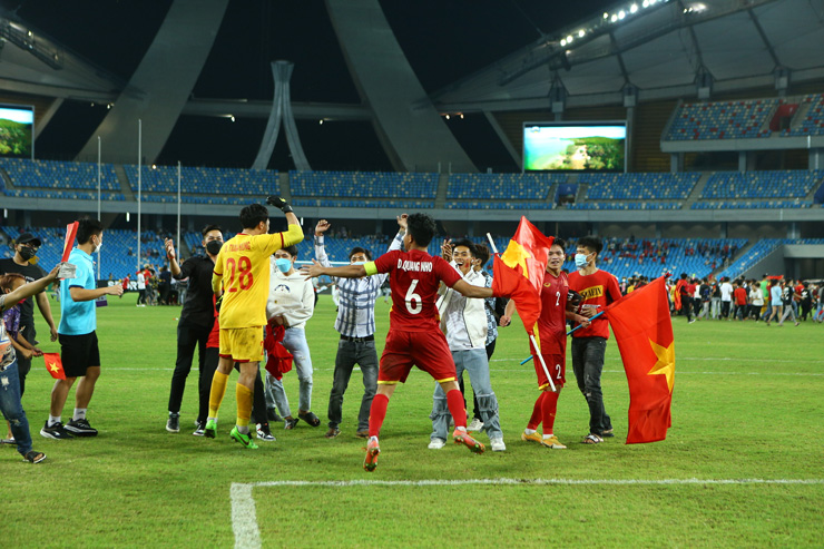 CĐV U23 Việt Nam gây sốc tràn xuống sân sau trận thắng Thái Lan, vô địch U23 ĐNA - 4