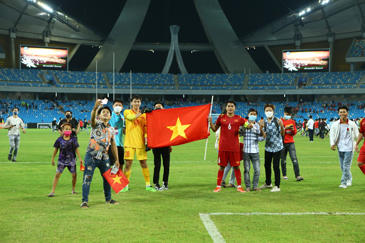 CĐV U23 Việt Nam gây sốc tràn xuống sân sau trận thắng Thái Lan, vô địch U23 ĐNA - 7