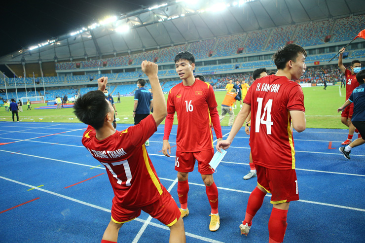 CĐV U23 Việt Nam gây sốc tràn xuống sân sau trận thắng Thái Lan, vô địch U23 ĐNA - 8