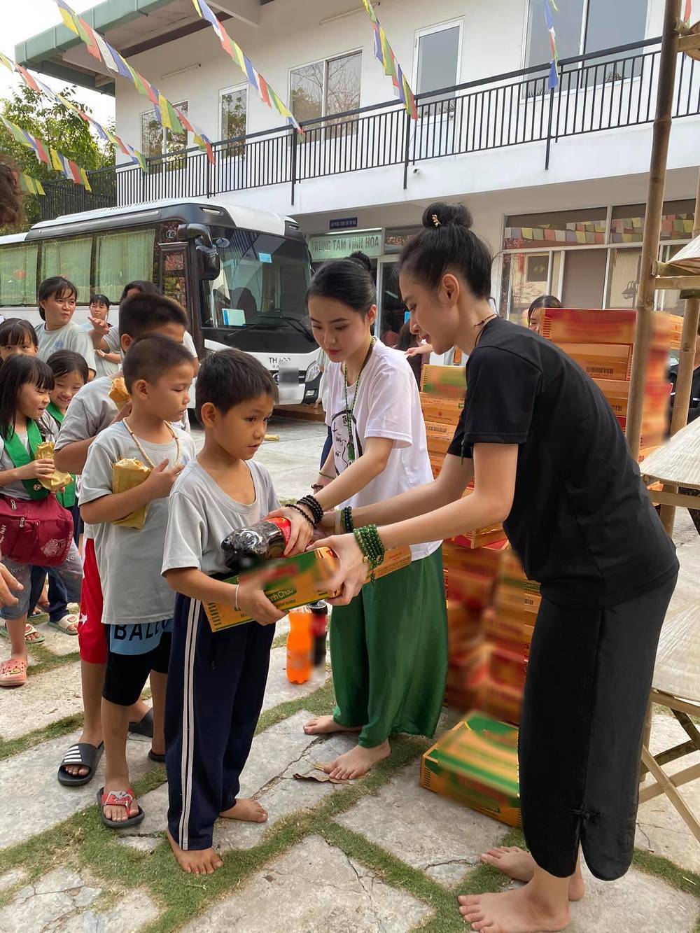 Cô cùng chị gái đi làm từ thiện