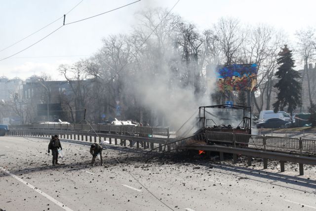 Giao tranh trên một đại lộ ở Kiev (ảnh: Aljazeera)