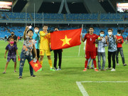 Bóng đá - CĐV U23 Việt Nam gây sốc tràn xuống sân sau trận thắng Thái Lan, vô địch U23 ĐNA